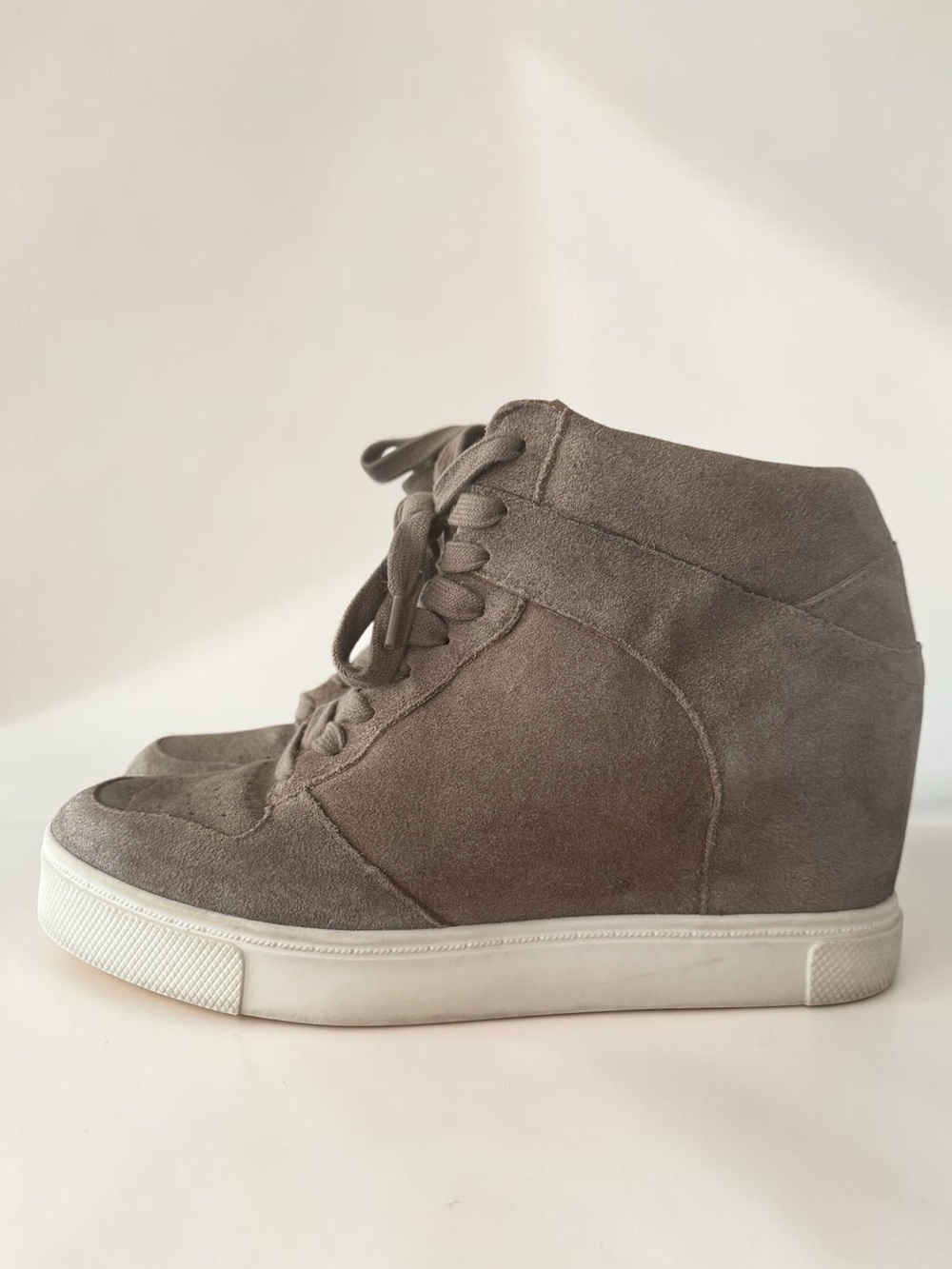 Steve Madden Noah Suede Wedge Sneakers – Taupe (Size 9) – Excellent Condition